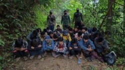 ARCHIVO. Ejército tailandés publicó una imagen de decenas de personas víctimas de una red de tráfico humano en 2022.