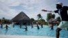 Turistas se ejercitan enla piscina de un hotel en Varadero. (REUTERS/Alexandre Meneghini/Archivo)