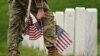 Un soldado de EEUU participa en la misión anual "Flags In" para el Día de los Caídos, en el Cementerio Nacional de Arlington. REUTERS/Kevin Lamarque