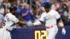 Yandy Díaz y Randy Arozarena celebran jonrón del primero en juego contra los Yankees de New York, en agosto pasado. (AP/Scott Audette)
