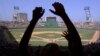 Un fan reacciona en medio de un juego de b[esibol en el Estadio Latinoamericano. (Reuters/Archivo)
