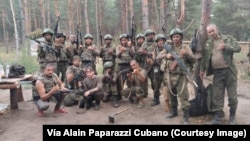 Cubanos posan como soldados del 137 Regimiento de paracaidistas, ubicado en la ciudad de Riazán. Foto Cortesía Alain Paparazzi Cubano