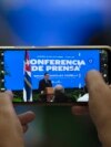 Un periodista toma una fotografía con un teléfono celular del ministro de Relaciones Exteriores cubano, Bruno Rodríguez, dando una conferencia de prensa en La Habana, Cuba. En la isla el Estado controla todos los medios de comunicación y persigue el periodismo independiente.