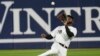 Luis Robert Jr., "La Pantera", jardinero central de los Medias Blancas de Chicago, atrapa la bola en un juego contra los Astros de Houston. (AP/Erin Hooley)