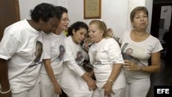 ARCHIVO. Las cinco representantes del movimiento cubano Damas de Blanco que tenían previsto viajar a Francia siguieron por teléfono la ceremonia de entrega del galardón el 14 de diciembre de 2005.