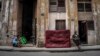 Mujeres sentadas en la acera de una calle, en La Habana, Cuba, el sábado 9 de julio de 2022. (Foto AP/Ramon Espinosa)