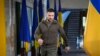 El presidente de Ucrania Volodymyr Zelenskyyse dirige a una conferencia de prensa en una estación del metro de Kyiv. (AP/Efrem Lukatsky)