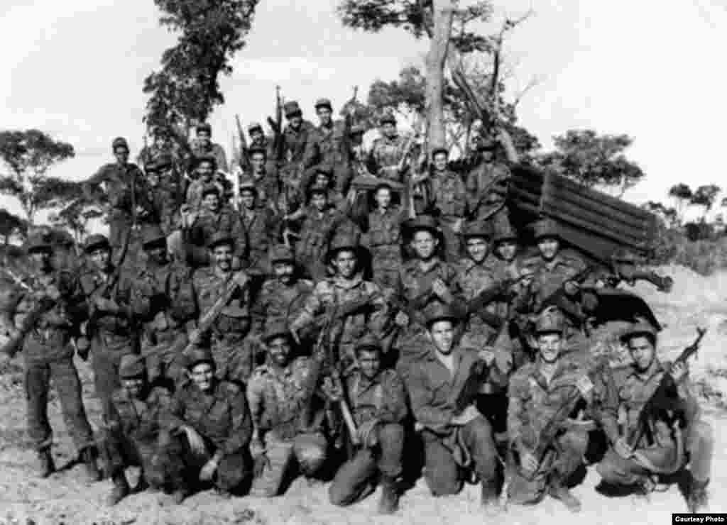 Tropas cubanas en Cuito Cuanavale, Angola. Radio Martí denunció desde las primeras transmisiones la injerencia militar cubana en esa nación africana. La denominada Operación Carlota, se inició en el año 1975 y se estima que 350.000 hombres salieron de la isla en servicio militar obligatorio con destino a África.