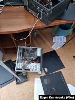 Computadoras con partes retiradas en la oficina de la Agencia Estatal de Ucrania para la Gestión de Zonas de Exclusión después de la ocupación rusa, Chernobyl, 5 de abril de 2022. [Foto cortesía de Evgen Kramarenko].