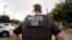 Un agente del Servicio de Inmigración y Control de Aduanas de EEUU durante una operación. (AP Photo/Gregory Bull, File)