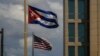 Una bandera cubana junto a una estadounidense fuera de la Embajada de Estados Unidos en La Habana. (AP/Ramon Espinosa, Archivo)
