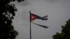 Una bandera cubana destrozada por los vientos del huracán Ian ondea en La Habana, el 28 de septiembre de 2022. (AP Foto/Ramón Espinosa/Archivo)