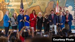 Alumnos del condado Miami-Dade fotografían al gobernador de la Florida Ron DeSantis junto a exiliados cubanos en el Día de las Víctimas del Comunismo.