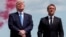 El presidente Trump junto al mandatario francés Emmanuel Macron, en la ceremonia en el cementerio estadounidense en Normandía por el 75 aniversario del Día D.