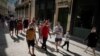 Turistas rusos que se hospedan en un resort en la playa caminan por las calles de la ciudad, en una excursión diaria a La Habana. REUTERS/Alexandre Meneghini