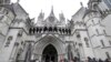 Periodistas apostados frente al Tribunal Superior de Londres. (Foto AP/Kirsty Wigglesworth, archivo)