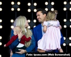 Charlie Kirk, fundador de Turning Point USA, junto a su esposa Erika y sus hijos.