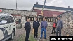 El secretario Zhang Ling (centro) durante su visita de inspección al monasterio de Tengdro en la ciudad de Shekar, condado de Tingri, Región Autónoma del Tíbet, el 2 de julio de 2020. 