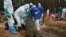 Investigadores extraen cadávares de más de 400 tumbas en la zona de Izyum, Ucrania.