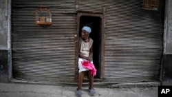 Una mujer que vende bolsas de plástico espera por clientes en La Habana. (AP Foto/Ramon Espinosa)