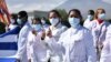 La agencia oficial Prensa Latina publicó el miércoles esta foto de un grupo de médicos cubanos en Perú.