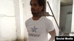 Luis Manuel Otero Alcántara realiza el performance Causa #1 del 2019. (Facebook)