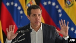 El expresidente de la Asamblea Nacional de Venezuela y líder opositor Juan Guaidó habla durante una conferencia de prensa en Caracas, el 14 de junio de 2022.