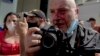 El fotógrafo de AP, el español Ramón Espinosa, aparece con heridas en la cara mientras cubría una manifestación contra el presidente cubano Miguel Díaz-Canel en La Habana, el 11 de julio de 2021.