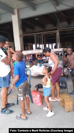 Residentes en el edificio Hines, en La Habana, están en la calle tras un incendio que afectó a varias familias