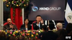 El presidente de Nicaragua, Daniel Ortega (i), y el presidente de la compañía china HK Nicaragua Canal Development Investment Co. Limited (HKND Group), Wang Jing (d).