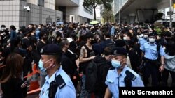 Manifestación pacífica frente a un tribunal en Hong Kong.
