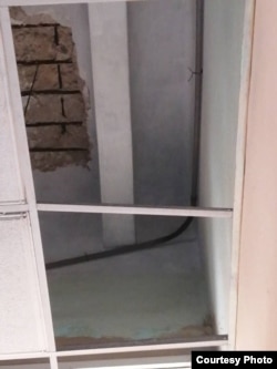 Parte del techo de la sala donde ocurrió el derrumbe, con las cabillas expuestas.