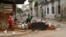 La acumulación de basura, las lluvias y la falta de fumigación han contribuido al agravamiento de la crisis epidemiológica en Cuba. REUTERS/Norlys Pérez