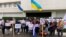 Protesta pacífica de cubanos frente a la Embajada de Rusia 