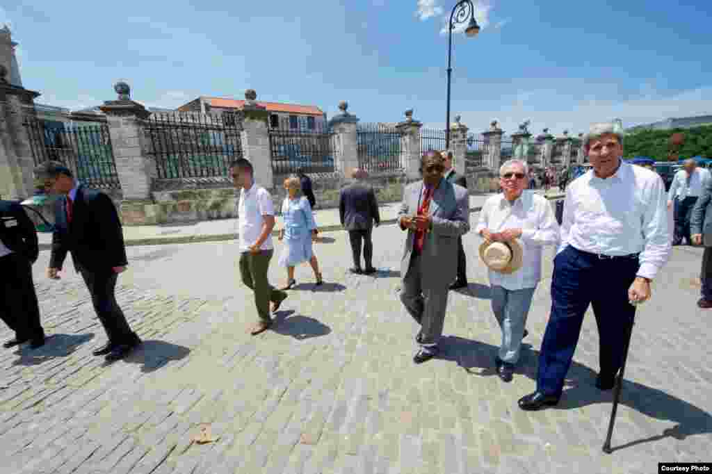 John Kerry y el historiador de La Habana, Eusebio Leal, caminan hacia la Plaza de Armas.