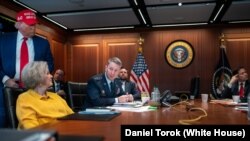FOTO ARCHIVO. El presidente Donald Trump, la jefa de gabinete de la Casa Blanca, Susie Wiles, y el presidente del Estado Mayor Conjunto, Dan Caine, en la Sala de Situación de la Casa Blanca.