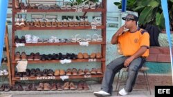 Los zapatos se venden como artesanía, pero puede que el vendedor le "consiga" muchas otras cosas.