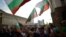 Un grupo de manifestantes ondean banderas de Bulgaria durante una protesta anti-gobierno en Sofía (Bulgaria). 
