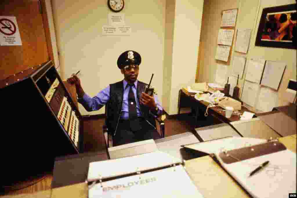 Paco, guardia de seguridad de Radio Martí, muy querido por los trabajadores de la emisora.