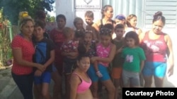 Un grupo de madres y sus niños lo han perdido todo y se encuentran albergados en una institución estatal en Cuba.