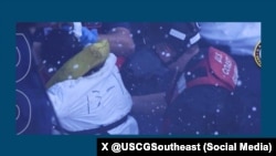 Cubanos rescatados por un crucero la semana pasada fueron devueltos a la isla por la Guardia Costera estadounidense. (X @USCGSoutheast)