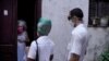 Estudiantes de Medicina hacen control epidemiológico en La Habana. (REUTERS/Alexandre Meneghini).