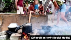 Cubanos cocinan con leña en una hornilla improvisada en plena calle. (@FoodMonitorP)