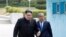 El dictador norcoreano, Kim Jong-un (d), y el presidente surcoreano, Moon Jae-in (i), se dan la mano mientras caminan por la Zona Desmilitarizada en Panmunjom (Corea del Sur), 27 de abril de 2018. 