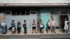 Una cola para comprar alimentos en La Habana. REUTERS/Alexandre Meneghini