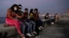 Cubanos en el Malecón habanero. REUTERS/Alexandre Meneghini