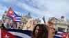 Peregrinos católicos cubanos en el Vaticano, donde el papa Francisco oró por Cuba el 18 de julio de 2021 (AFP / Andreas Solaro).