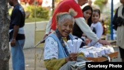 Las personas dependientes de los salarios y pensiones estatales y los subsidios serán más vulnerables a la crisis