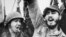 Fidel Castro celebra la victoria del movimiento revolucionario sobre el régimen de Fulgencio Batista. A su lado, su hermano Raúl Castro (d-i).