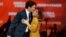 El primer ministro de Canadá, Justin Trudeau, besa a su esposa, Sophie Gregoire Trudeau, tras conocer su victoria en las elecciones federales.